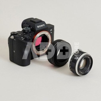 Urth Lens Mount Adapter: Compatible with M42 Lens to Sony E Camera Body (Extendable)