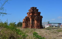 Hoa Lai cham tower