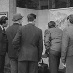 Kauno gyventojai stebi karo veiksmų žemėlapį ''Spaudos fondo'' vitrinoje Laivės al. 1941 m.JPG